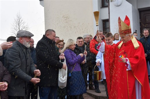 Biskup Marian Florczyk w drugi dzień świąt Bożego Narodzenia został obsypany owsem w parafii w Kielcach-Dyminach. Zobacz zdjęcia i wideo