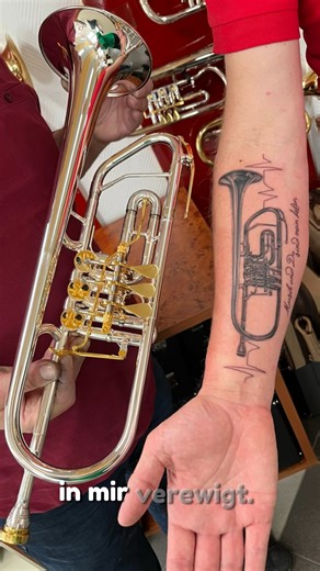 Haus der Musik -Bernd Jestädt on Instagram: "Wenn Musik unter die Haut geht 🎺 Jörgs neue Konzerttrompete Topas - verewigt als Tattoo. Ein echter "Jestädt-Moment. " Vielen Dank und viel Freude mit der neuen Topas - vom ganzen Jestädt Team. https://jestaedt-instrumente.de #konzerttrompete #topas #jestädtmoment #instrumente #brass #blasmusik #musik #musikverein #tattoo #handmade #meisterwerkstatt"
