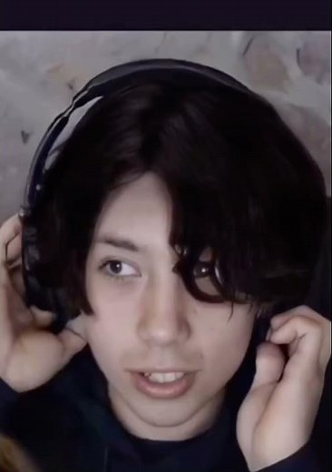 Quackity takes of his beanie LIVE ON STREAM