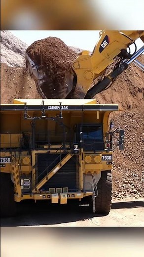 How to Actually Load Autonomous Trucks with a CAT 6060 #shortsviral #heavyequipment #excavator