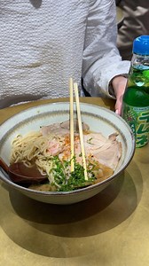 På et øjeblik kan lufthavnen føles som et gadekøkken i Seoul – eller en bistro i Paris🥂🍜 Ja, ligefrem en gadgetbutik i Tokyo🎧 Vores butikker og spisesteder har lækkerier fra hele verden, så du kan tage forskud på det bedste fra din rejsedestination allerede i lufthavnen✈️💙 Kom i stemning med: 🇯🇵 Ramen fra @ramentobiiru 🍜 🇯🇵 Elektronik-gadgets fra InMotion🎧 🇫🇷 Østers og champagne fra Bistro Sommelier🦪 🇫🇷 Kærlighedssmykker i @olelynggaardcopenhagen 💍 🇰🇷 Korean Popcorn Chicken fra