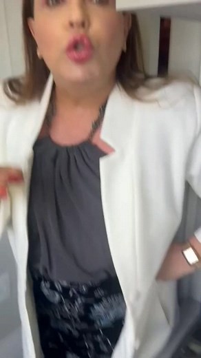 Um vídeo gravado por uma funcionária da dermatologista Ana Maria Pelegrini viralizou nas redes sociais nesta quinta-feira Nas imagens é possível ver a médica impedindo a funcionária de sair de uma sala enquanto não a entregasse o seu celular pessoal, já que segundo a médica, “a partir de hoje não pode usar celular pessoal enquanto trabalha”. Nas imagens ainda é possível ver a médica empurrando outras funcionárias e pedindo que elas se retirassem do local. Ana Pelegrini ainda reclama da realizaçã