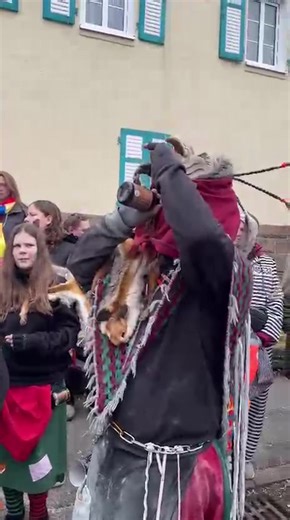Fasnet 2026: Trinkpause beim Fasnetsumzug