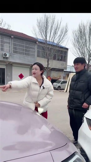 Female Driver's Hilarious Mishap Captured on Camera