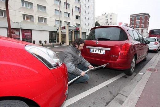 Tracter une voiture avec une barre : que dit la loi et comment faire ?