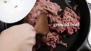 Easy Homemade Cheeseburger Macaroni {Hamburger Helper Copycat}. Made from scratch and ready in less than 20 minutes! Get the full recipe here: http://www.daringgourmet.com/homemade-hamburger-helper-cheeseburger-macaroni/ | The Daring Gourmet