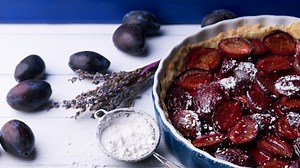 Duplán szilvás pite: egyszerre krémes és gyümölcsös – recepttel!