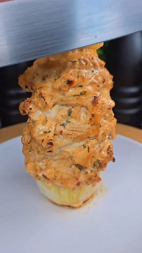 Recette de Grèce 🇬🇷 Marinade du Gyros ou kebab : 400g de blanc de poulet 100ml de pulco 1 échalote 1 gousse d'ail 1 poignet de coriandre 1 yaourt grec 1 Cas de paprika 1 Cas de cumin 1 citron vert 1 Cas d'huile d'olive Sel et poivre Pour la sauce yaourt : 1 yaourt grec 1 gousse d'ail Sel et poivre 1 Cas d'huile d'olive Pour les crudités : 1 tomate 1/4 de cœur de laitue 6 tranches d'oignon rouge Pour la préparation de la recette suivre la vidéo ! #kebab #gyros #grec #recettesimple #recettefacil