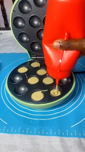 Cake Pop "Boule de Neige") ❄️ ​[Émoji d'accroche : 🛑, 🤩, 💖, ou 🎄] ATTENTION Pâtissiers Amateurs et Pros ! ​Le secret des Cake Pops les plus féériques pour les fêtes ? L'effet "Boule de Neige" PARFAIT ! ​Marre des boules qui craquent ? Des enrobages granuleux ? Des créations qui manquent de magie ? ​Notre formation en ligne "Cake Pops Boule de Neige : La Maîtrise Express" vous révèle étape par étape la technique infaillible pour créer des merveilles dignes des plus grands Cake Designers, sans