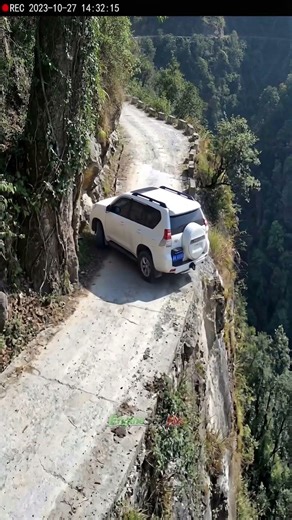 The world’s most dangerous road! My heart stopped. 😱🛣️