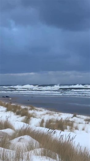 POLISH PERFECTION 🇵🇱 Is Europe’s best left hander actually in the Baltic Sea? We went to have a look out of pure curiosity. It was -1 degrees, 40 knots and blizzard warnings, so I told myself I’ll only go out if it’s epic. But what I saw was way beyond that! I’ve travelled all around the world and it turns out the best wave might just be an hour from my house! The current is gnarly. I’d say 10 knots . Blink and you’re a kilometre down the beach. Blink twice you’re out in the open sea with the