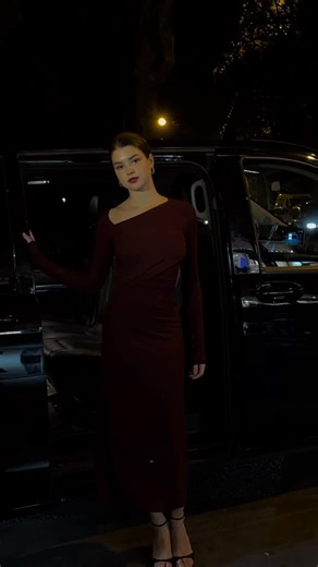 Aleena on Instagram‎: "‏Burgundy ✨💄 🔍 :(فستان أحمر ميدي جيرسي برقبة غير متماثلة)"‎