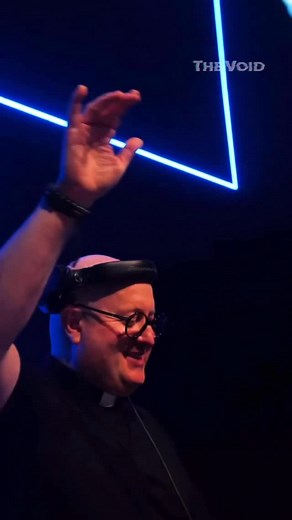 La semaine dernière, le Vatican a validé l’un des moments les plus inattendus de l’année : une messe électro menée par Padre Guilherme, le prêtre-DJ devenu phénomène mondial. Sur le parvis d’une cathédrale en Slovaquie, platines allumées, foule rassemblée… la foi, la musique et l’énergie d’un festival se sont rencontrées dans un seul et même moment. Un mélange complètement fou entre spiritualité, techno et communion collective✨ | The Void