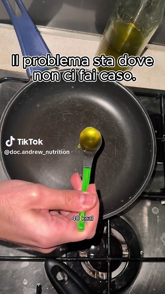 🙀L’errore degli errori! 🫒Il cosiddetto “giro d’olio” è l’errore più comune ed anche tra quelli più gravi per la nostra salute. 😱Non quantificare quanto olio aggiungi alle tue cotture e/o alle tue pietanze, mette a repentaglio non solo la tua forma fisica, nel contempo non ti permette neanche di quantificare il danno! 🥄Quindi usalo in quantità ben precise! ❤️Anche questo significa #volersibene 👇🏻E tu quanto olio aggiungi ai tuoi piatti? Scrivimelo nei commenti. #olio #errorialimentari #nutr