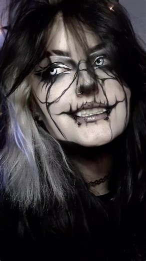 Art-Inspired Easygoing Goth Makeup Tutorial Series