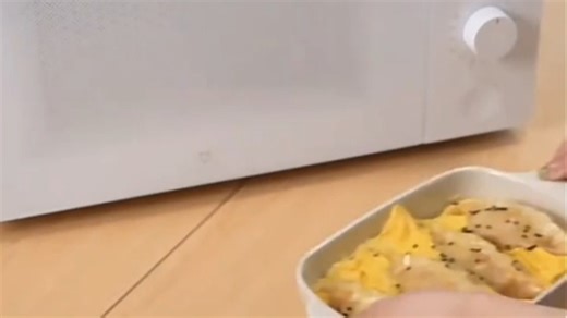 美的M1-C231微波炉，小厨房加热好帮手！3D热风烤+变频加热，食物均匀不糊底，操作简单又省时，每天做饭都超轻松～