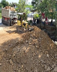 1M views · 6.5K reactions | Operator Controls Dozer Perfectly During Backfilling Work! ✨ | Chocolate | Facebook