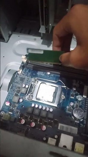 Como encaixar uma memória ram DDR3 já sua placa mãe #pc #hardware #robotics #tutorial #curiosodade