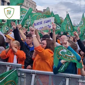 🇮🇪 Amber Barrett leads a sing song of over 8,000 fans on O'Connell Street at the Womens National Teams homecoming singing the wild rover. What a legend 💚 @aig.ireland @amberbarrett9 #Coygig #AmberBarrett #irelandfootball #coygig #fifawwc #football #wildrover | Irish Football Fan TV