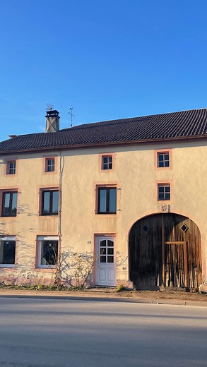 Our home 🏠 Punaise, c’était y’a 4 mois ! Je vous avais fait cette vidéo peu avant d’emménager, mais que je n’ai jamais pris le temps de vous la partager. C’est la réalité, nous sommes toujours sur le ragréage, en travaux dans toutes les pièces. Mais nous sommes heureux d’être chez nous. Je lance le compte à rebours pour la salle de bain qui se termine dans J-17 🤎 Nous, c’est Nicolas et Jennifer, on auto-rénove en famille une grange de 300m2 quelque part dans les montagnes. #renovation #reno #r