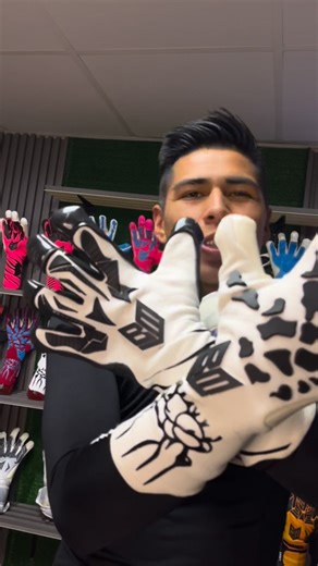 ❤BM ❤️ 51 modelos a escoger 👌TALLAS :5,6,7,8,9,10 Y 11 ➡PARA TU SER UN ARQUERO DE CALIDAD REALIZA COMPRAS DE CALIDAD ✈ENVIOS A NIVEL NACIONAL POR LA AGENCIA SHALOM O OLVA COURIER 🔥LOS ENVIOS SE HACEN PREVIO DEPOSITO DESDE LA CIUDAD DE HUANCAYO 🔥 MAS INFORMACIÓN A NUESTRO : 📲💚 WHATSAPP : 916575253 -955 439 897‬ ❤️TIKTOK : https://www.tiktok.com/@bmtrecegloves?_t=ZM-8wy4wHiBsl3&_r=1 ❤️Instagram : https://www.instagram.com/bm_13_gloves?igsh=MW5wa2x0czBudGxsOA==&utm_source=qr Si gusta puede pas