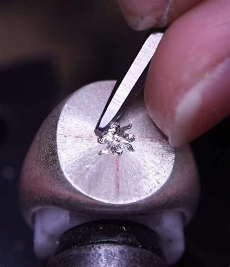 彫金師の毎日📔 ルネサンス時期のデザインにして、十字架の形で彫刻しました。#彫金 #シグネットリング #リング #彫刻 #engraving