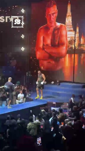 FURY V WACH LIVE | Wach makes his ringwalk! #fury #furywach