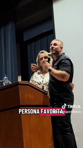 Asi presente a mi esposa ❤️ #esposa #amor #matrimonio #parejas #conferencia