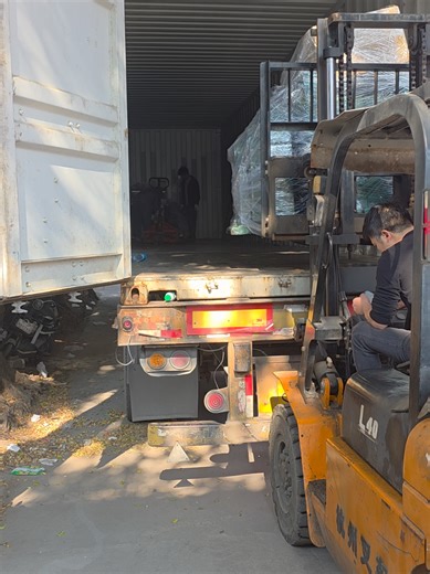 Container Loading Process from China to Karachi