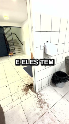 Arrumando a forra da porta de entrada do banheiro do colégio. #conserto #madeira #autônomo