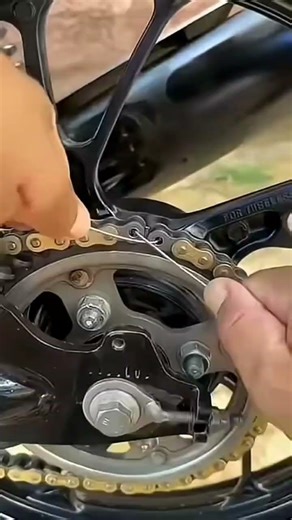 Process of Connecting a Motorcycle Chain Using Wire | Simple Emergency Repair Method #Shorts