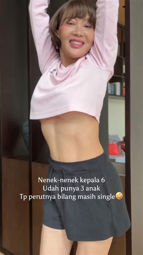 JENG ERLIN | #GakPerluTakutTua on Instagram: "Senggol dong #gakperlutakuttua #viral #bodygoals #lifeafter50 #suamiistri"