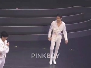 3.4K views · 350 reactions | [190817] GOT7 JAPAN TOUR 2019 IN FUKUOKA - Day1 ช่วงแนะนำตัว คนน้อง:นั่งแบบผู้มีอิทธิพล"โมยาชิ" คนพี่:ถือผ้าพัดให้อยู่ข้างๆ  ก็นะ555555555555 #GOT7_LOVELOOP #LOVELOOP #GOT7 #갓세븐 Cr.pinkboy19970502 @จียอน | GOT7 TH FANS | Facebook