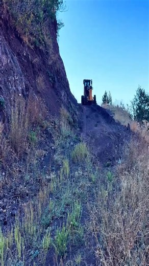 How the Deere 670 Grader Repairs Sharp Mountain Roads #johndeere #graderoperator #road #construction | roadwork19