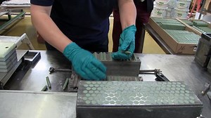 Watch how Sennelier Oil Pastels are made Créés en 1949 pour Picasso, la méthode de fabrication des pastels à l'huile Sennelier est depuis inchangée. | Sennelier