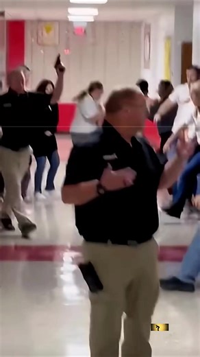 Aceh berduka Seorang pemuda terjebak selama 7 jam di tiang penyangga akibat banjir yang melanda wilayahnya di Aceh. Beruntung, warga berhasil menyelamatkannya dengan menggunakan seutas tali, membawanya ke tempat aman. - Selengkapnya kunjungi website dengan klik link di bio atau download aplikasi di AppStore dan Google Play Store.#inilahNews #banjiraceh #acehtenggelam #banjirpidiejaya #fyppppppppppppppppppppppp