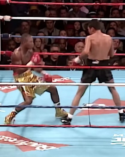 Oscar De La Hoya defeats Ike Quartey in a epic battle 🔥🔥. #boxing #boxeo #fyp #foryou #boxingfans #knockout #boxeotiktok #parati #boxeomexicano #boxing🥊 #oscardelahoya #brawl