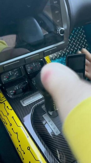 Replying to @shiro_neko327 Automatic & Nub ftw!! 🐝😤 #automatic #manual #limbdifference #nub #prosthetic #arm #joke #bee #camaro #v8 #cam