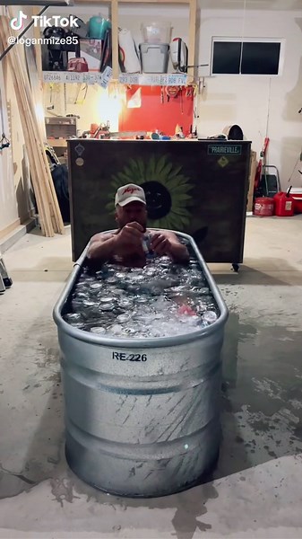 Figured out how to make these ice baths more enjoyable. Does this count @wimhof_official ?? #ice #crackinacoldone #newmusiccoming #thisismysong
