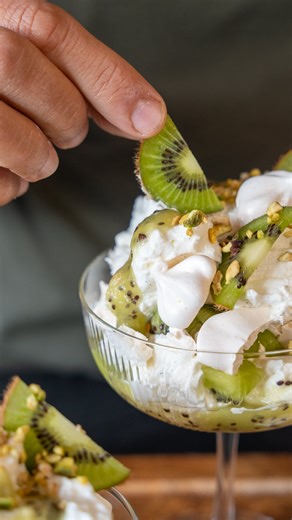 HERVÉ CUISINE · Recettes faciles & de saison on Instagram: "Qui savait que la peau du Kiwi se mange ? oui oui, elle est pleine de fibres, essayez :) Voici l’Eton Mess, un dessert anglo-saxon gourmand, frais et léger avec nos bons kiwis français, on en profite c’est la pleine saison c’est en ce moment qu’ils sont les meilleurs. #collaborationcommerciale avec @kiwidefrance J’adore ce dessert destructuré qui joue sur les contrastes de texture : crème fouettée au yaourt grec onctueuse et légère (et 