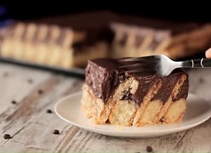 ČOKOLADNI KOLAČ SA DVE VRSTE KEKSA: Ne košta puno, uspeva svima, a sprema se brzinski - pravićete je stalno