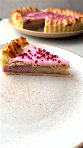 Hindbærsnittetærte 🍰♥️ Den lækreste kage i lag som en hindbærsnitte med glasur på toppen samt frysetørrede hindbær😍 Smager så godt! Find opskriften på mummum.dk og i vores app 🤍 #hindbærsnitter #hindbærsnittetærte #kage | mummum.dk