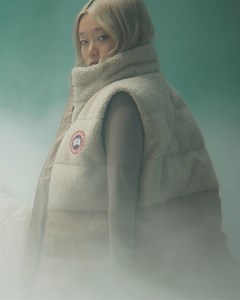 Canada Goose | Elora Vest Discover the Elora Vest from Canada Goose. Stay cozy with this mixed media vest—featuring the brand's Kind high pile fleece and Recycled Organic Arctic Tech®—for ultimate styling and layering. Click to shop! >https://bit.ly/4czji95 Canada Goose | Gilet Elora Voici le gilet Elora de Canada Goose. Ce douillet modèle multimatière est fabriqué à partir de l’étoffe molletonnée à poils longs Kind Fleece et du tissu Arctic TechMD biologique recyclé de la marque. Arborant un lo