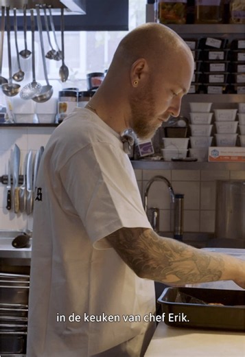 𝗖𝗵𝗲𝗳 𝗘𝗿𝗶𝗸 𝗴𝗲𝗲𝗳𝘁 ’𝗺 𝗲𝗲𝗻 𝘁𝘄𝗶𝘀𝘁.👨‍🍳 We duiken de keuken in bij De Matroos en Het Meisje. Chef Erik laat zien hoe hij onze producten verwerkt in zijn verrassingsmenu én deelt zijn favoriete gerecht. #bidfoodnl #detwist #menu #restaurant #hotspot