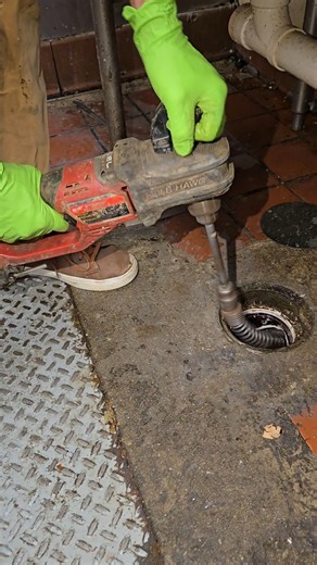 Clearing drains with the Milwaukee power.. #sewer #draincleaning #drains #plumber #dudewithdreel #electriceel #milwaukeetool | KC Plumbing and Rooter