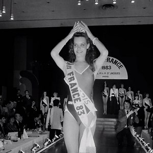 Miss France : l’unique gagnante ayant refusé sa couronne en direct raconte sa fuite face au jury | Voici