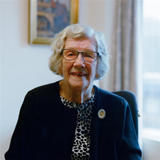 "At få besøg er dagens højdepunkt. Man kommer tilbage til den del af ens tilværelse, som man har haft før, hvor alting var en selvfølge." ♥️ Kirsten har en frivillig besøgsven fra Røde Kors, som kommer på besøg en gang om ugen. De snakker om stort og småt, og det betyder alt, fortæller Kirsten. Vores besøgsvenner er helt almindelige mennesker: pensionister, unge, mennesker i arbejde og studerende. De er alle frivillige i Røde Kors med lyst til at gøre en forskel og være noget for andre 🙌 | Røde