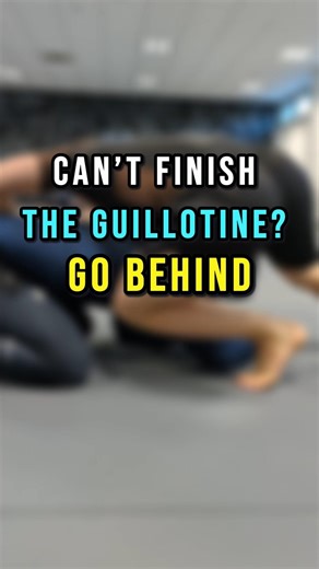 Struggling to finish the guillotine from front headlock? 👀 Go behind. ↩️ Which one do you use? 👀