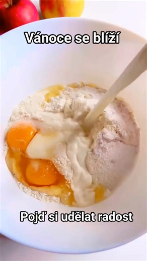 ✨🍏 Apple Ring Pancakes – chuť dětství, kterou musíš zkusit! Když jsem byla malá, úplně jsem milovala vůni jablek, skořice a másla. Mamka stála u plotny, my s bráchou jsme čekali, až „už to bude“ – a jakmile se z pánve začalo linout to jemné zasyčení, všichni jsme věděli, že přichází ten okamžik. Jablečné kroužky v těstíčku – teplé, měkké, voňavé. Každé sousto chutnalo jako domov. ❤️ A víš co? Dneska si tuhle vzpomínku dělám znovu – a chci, abys ji zkusila taky. Protože někdy nám ke štěstí stačí