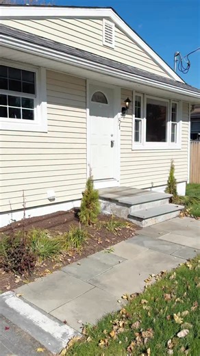 🏠Casa en Venta Propiedad renovada, lista para mudarse ¿Estás listo para disfrutar de esta propiedad? 📍West Haven , CT $399,900 3 habitaciones / 1 baño Contáctanos a través del link que está en el perfil o escríbenos a 📲 (203)644-0790 Vania Díaz REALTOR THE IDEAL TEAM | eRealty advisors, Inc. . . . . Listed by Coldwell Banker Realty Craig Heyse | Vania Diaz, Realtor